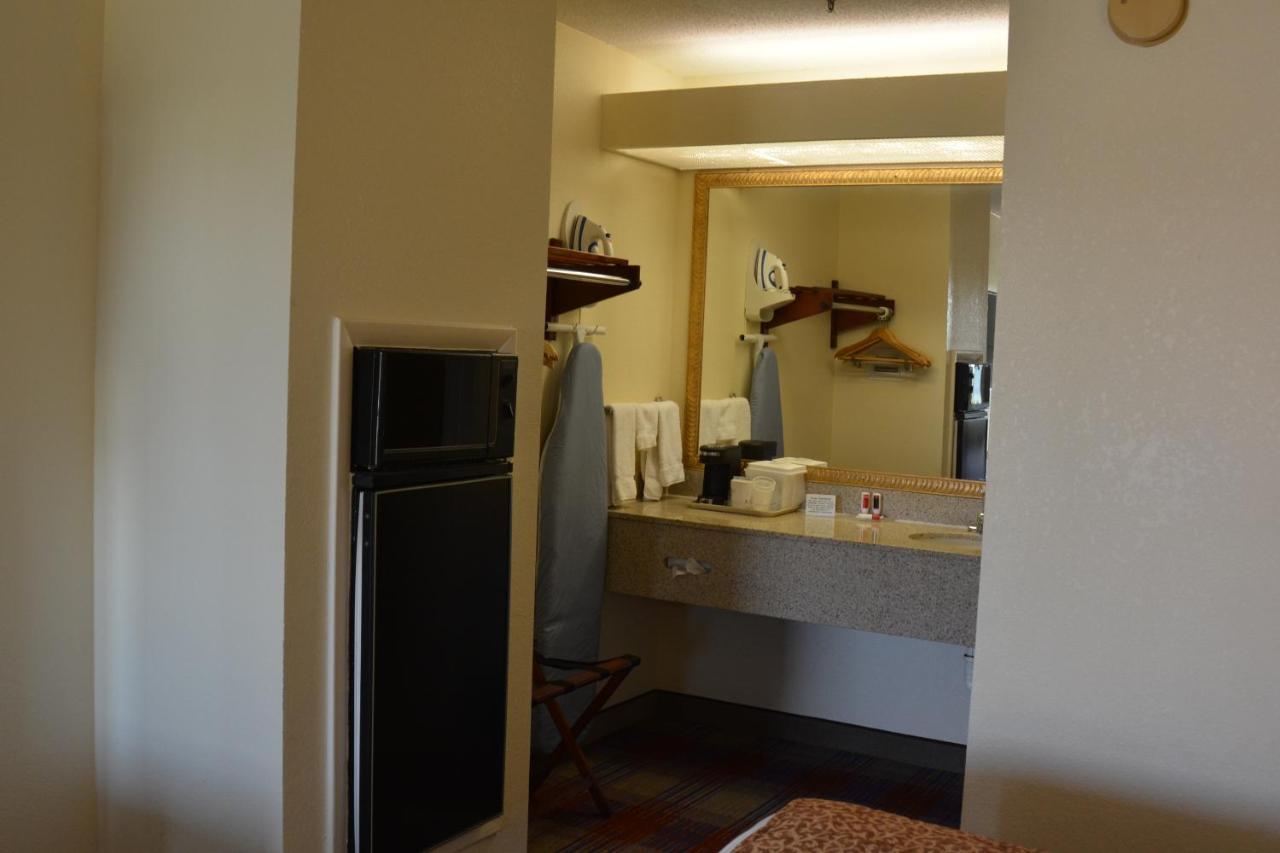 Travelodge By Wyndham Montgomery East Extérieur photo