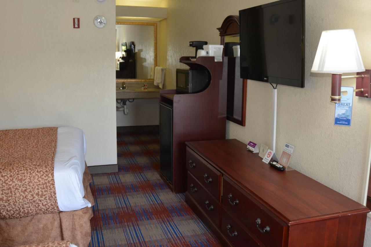 Travelodge By Wyndham Montgomery East Extérieur photo